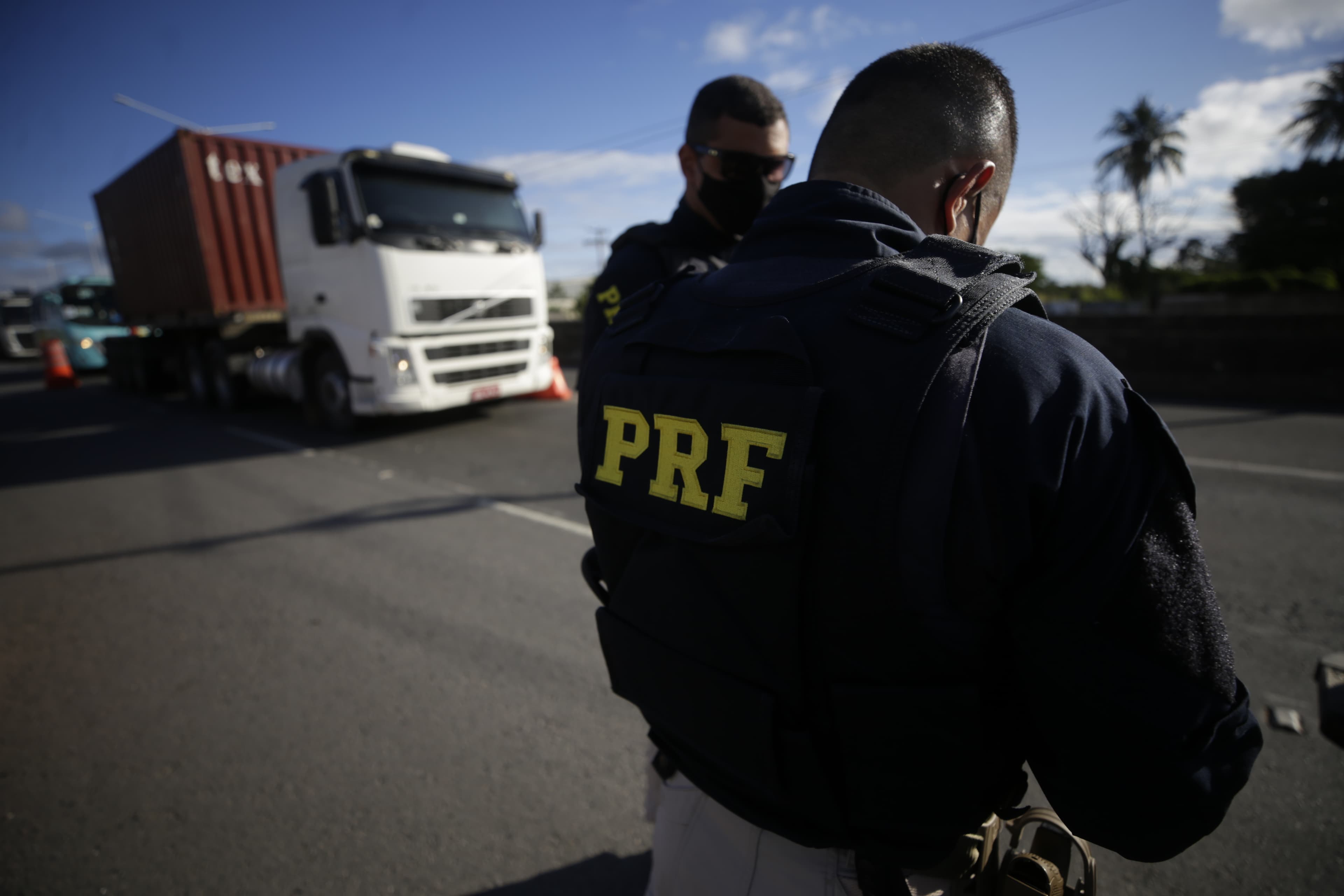 Homem morre ao atropelar cavalo e bater em caminhão na BR-324