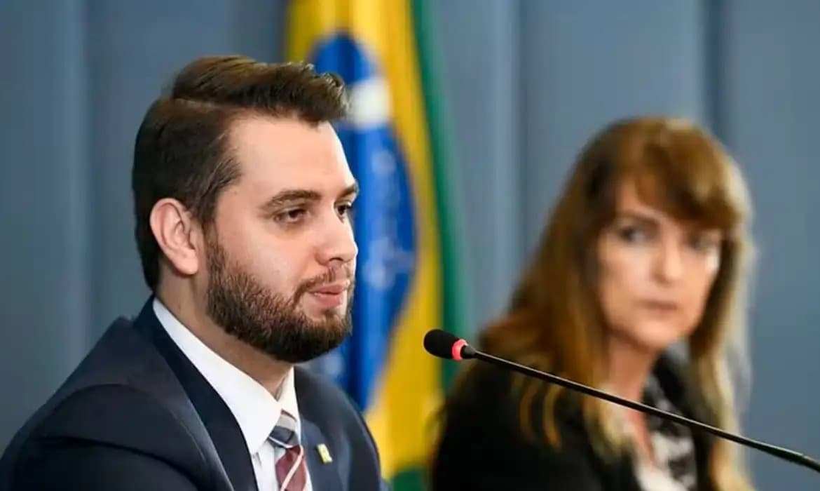 STF dá 24 horas para defesa de Filipe Martins explicar uso de rede social