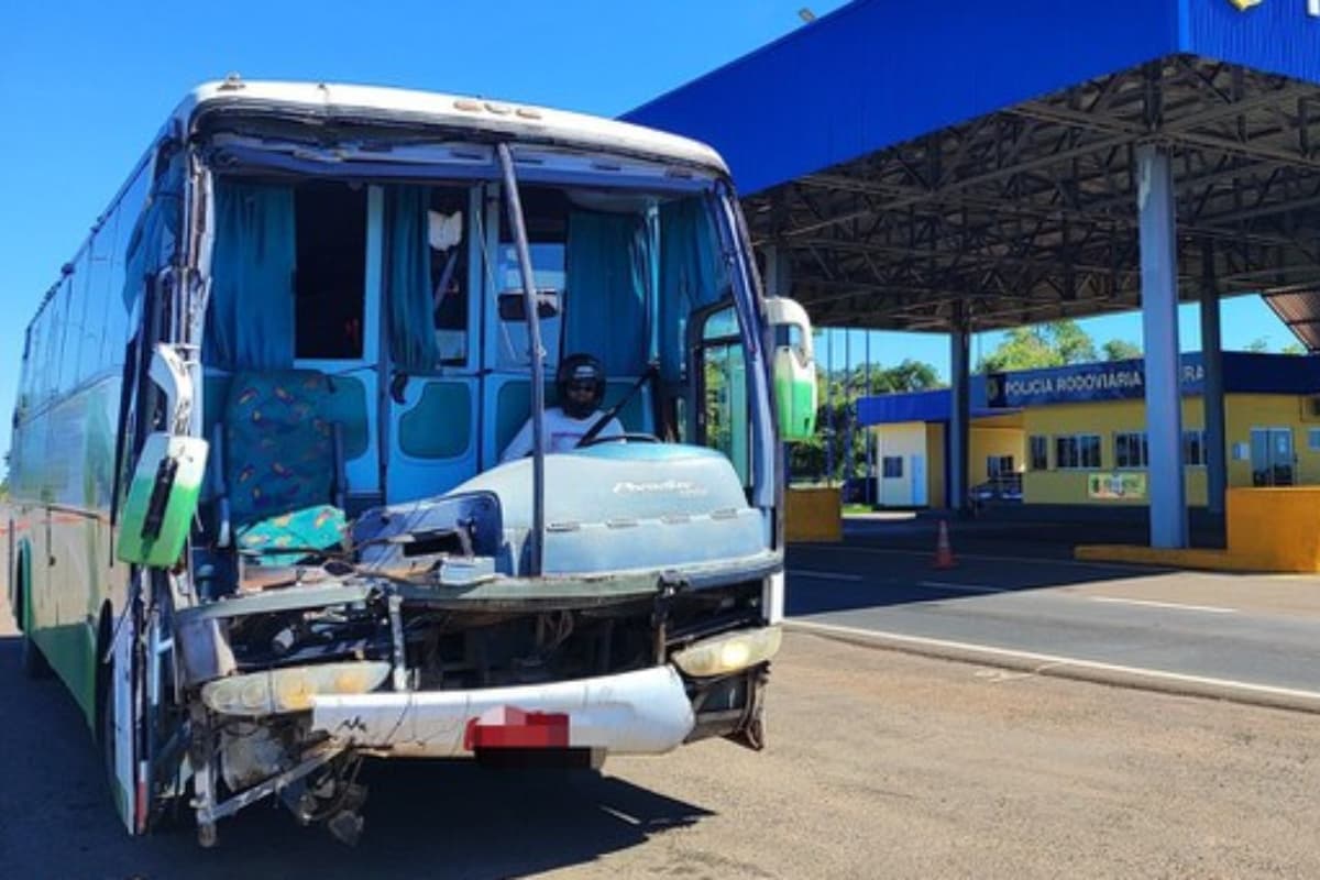 Motorista é parado pela PRF dirigindo ônibus sem para-brisa e de capacete