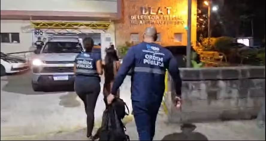 Grávida é presa em Copacabana com 29 celulares e câmera profissional