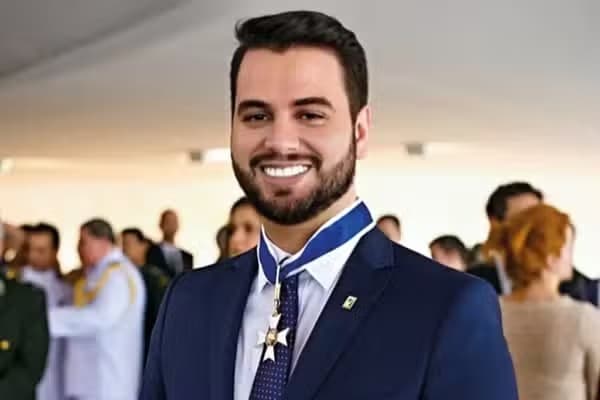 PF prende ex-assessor de Bolsonaro por descumprir ordem judicial