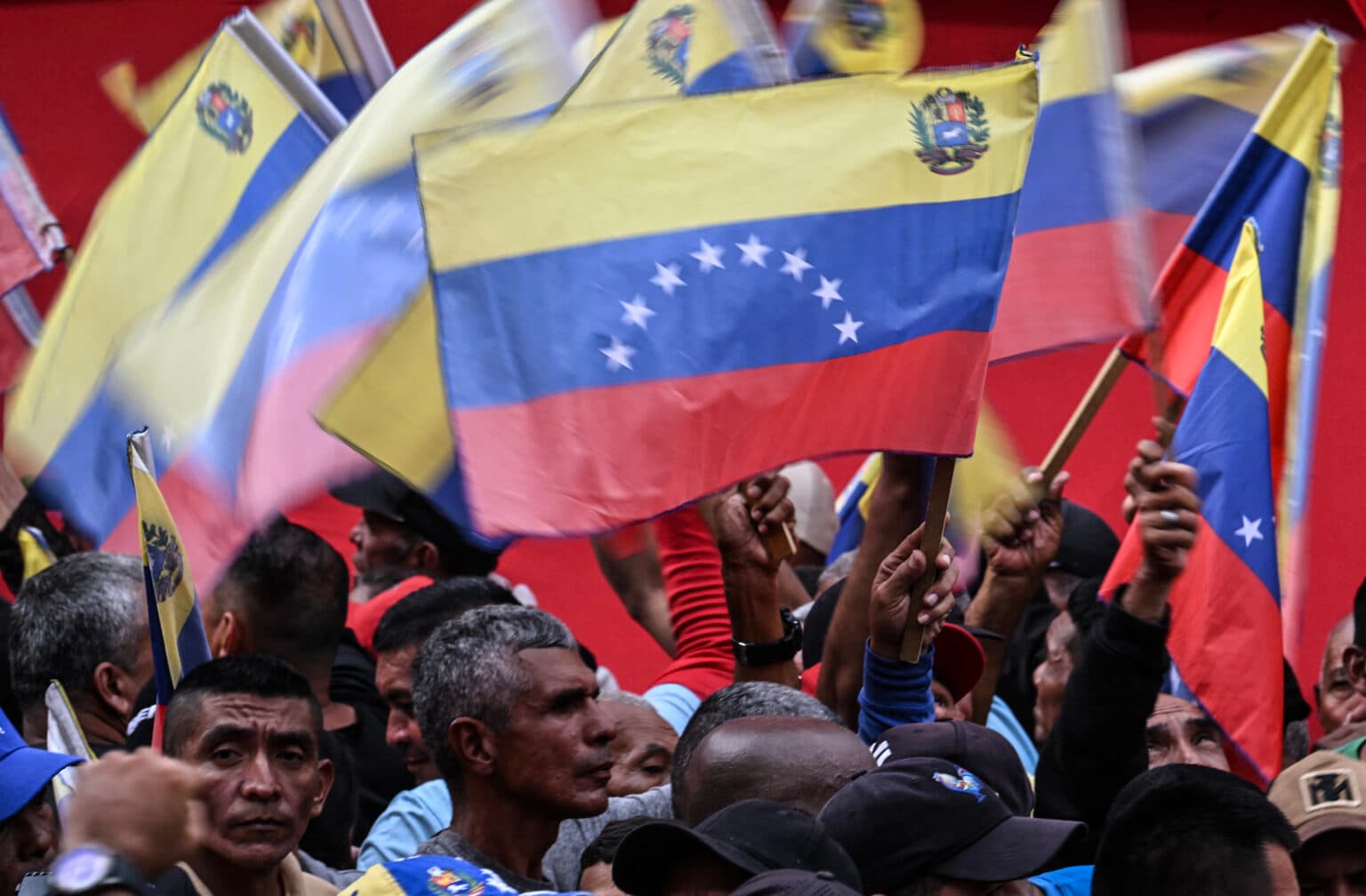 Ataque dos EUA na Venezuela deixa 80 mortos; Maduro é preso