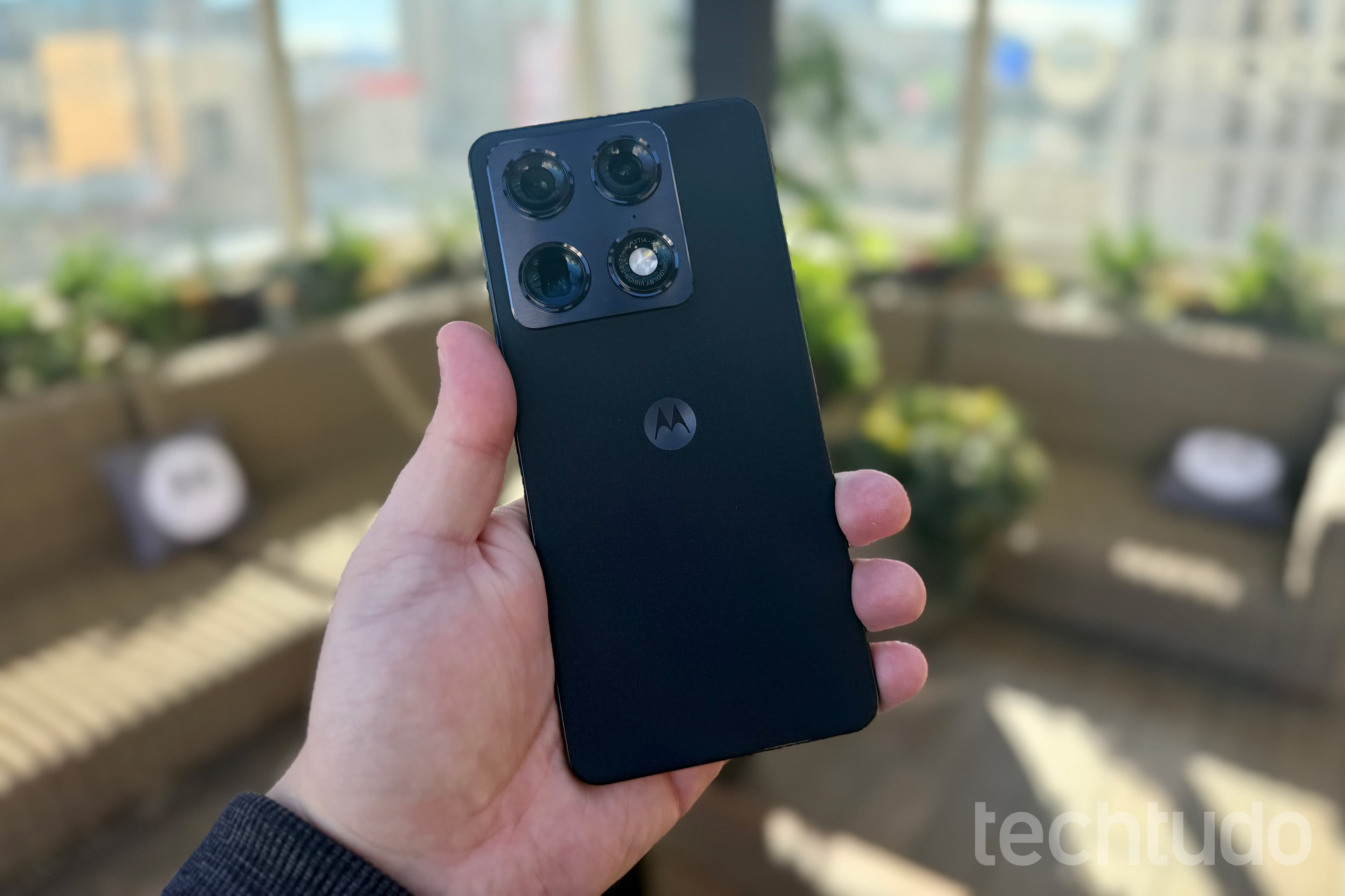 Motorola lança Signature com design ultrafino e quatro câmeras de 50 MP