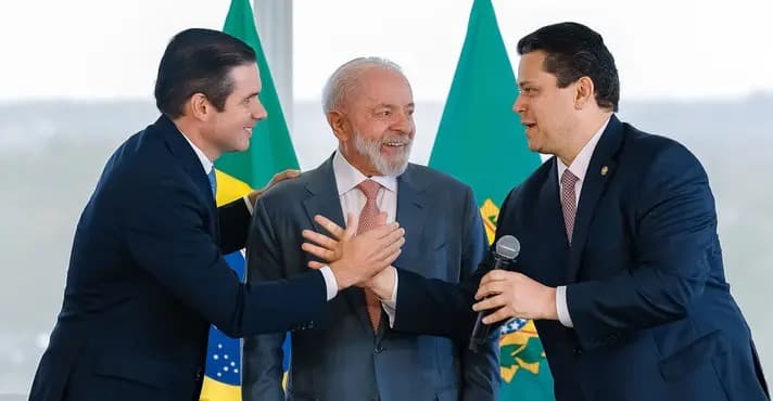 Presidentes da Câmara e Senado Faltam a Ato por Democracia do 8 de Janeiro