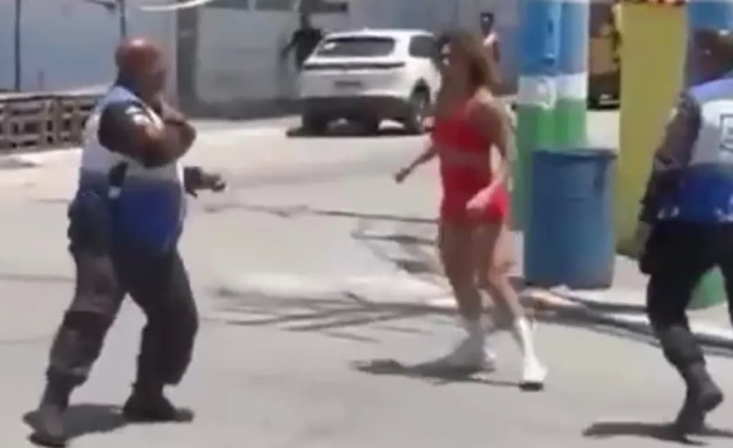 Mulher briga com policiais e é detida em Japeri, no Rio