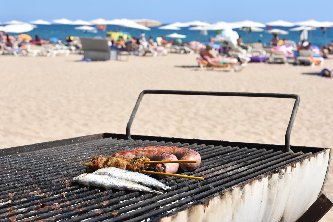 Camaçari proíbe churrasco nas praias da orla durante o verão