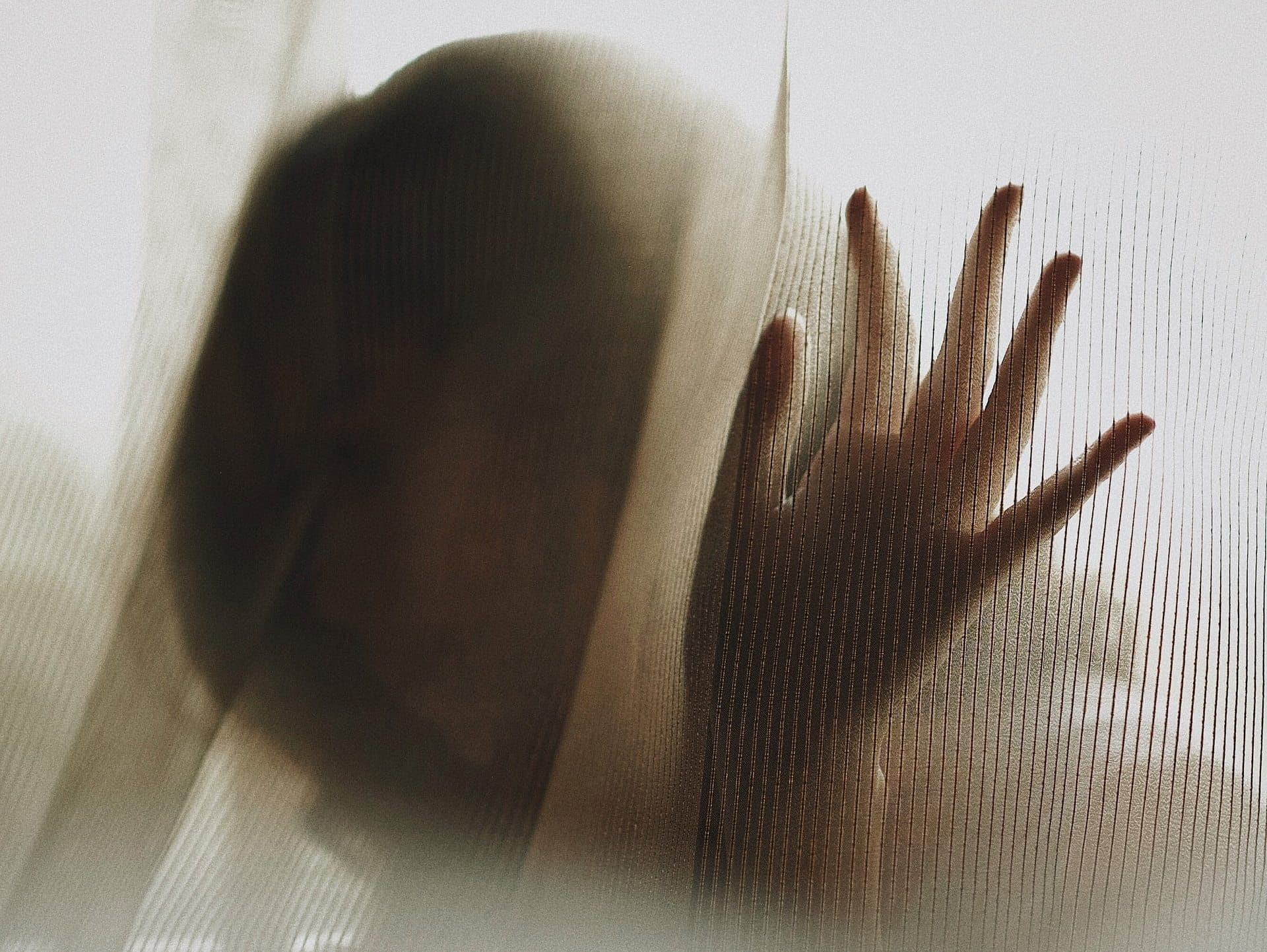 Mãe é condenada por homotransfobia e racismo contra filha em Roraima