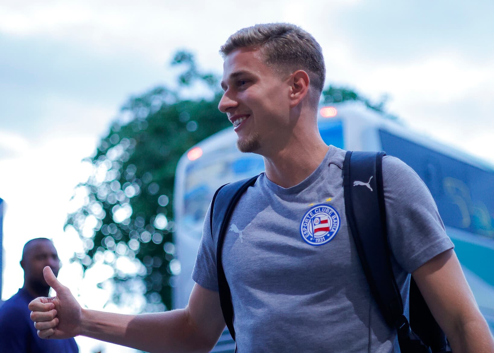 Jota, promessa do Bahia, sai machucado em jogo do Baianão