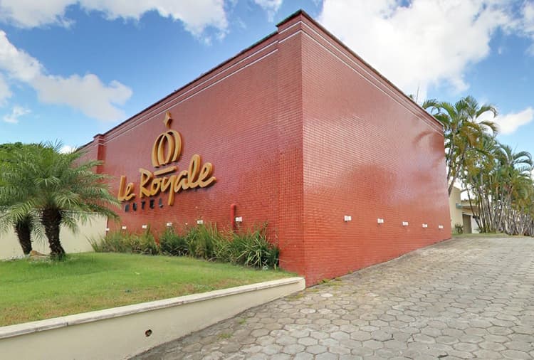 Homem é preso em Salvador após tentar fugir de motel com TV e bebidas