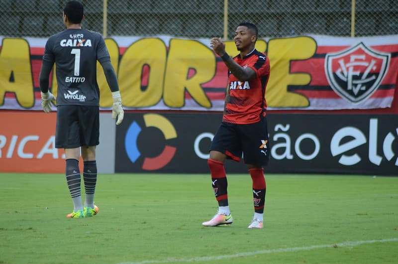 Marinho agita torcida do Vitória com foto ao lado de Renato Kayzer