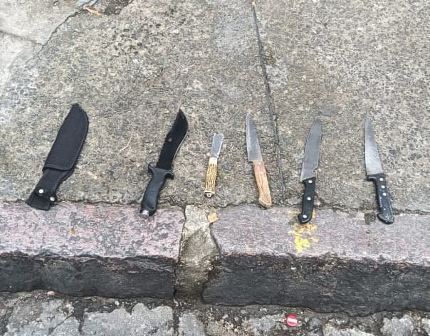 Polícia encontra facas, canivete e aparelho de choque com trio em Salvador