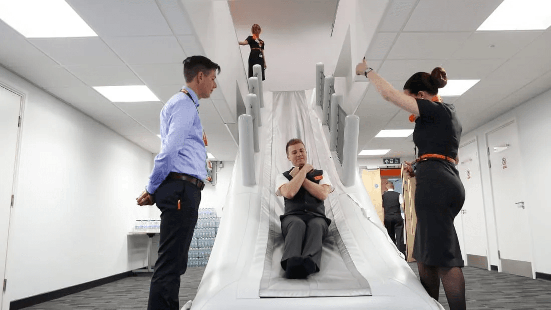 Empresa Paga R$ 150 Por Hora Para Testar Escorregadores de Avião