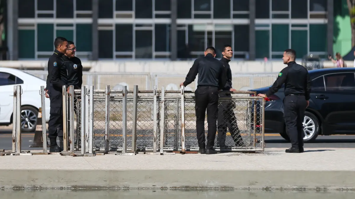 Planalto instala grades de segurança antes de ato político em Brasília