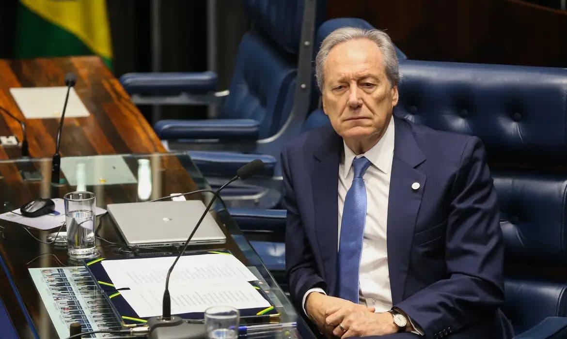 Lewandowski pode voltar a advogar, mas com restrições por 6 meses