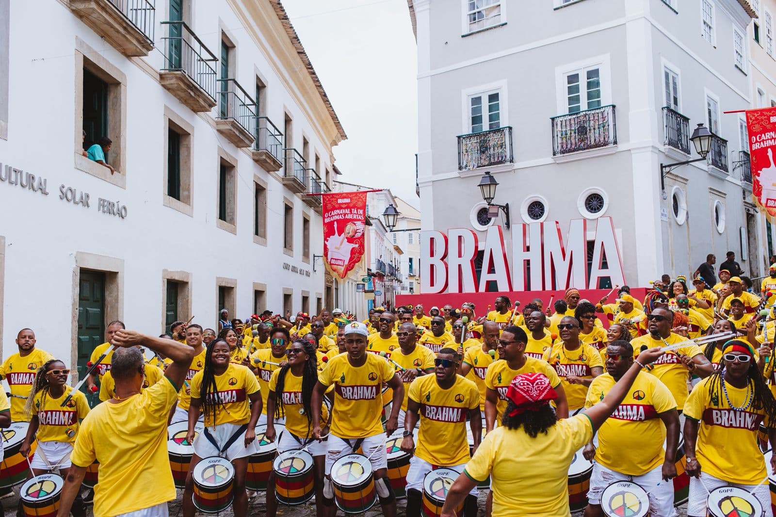 Ancelotti vive Carnaval com cortejo vibrante do Olodum no Pelourinho