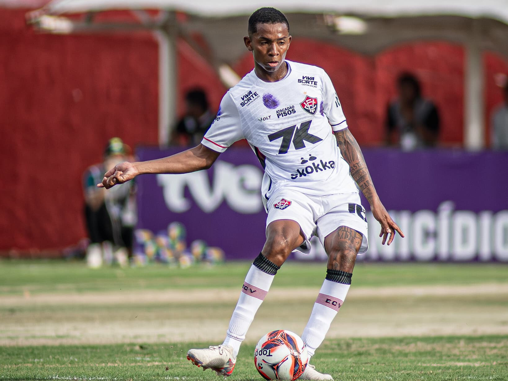 Edenilson garante estar pronto para atuar em qualquer posição no Vitória