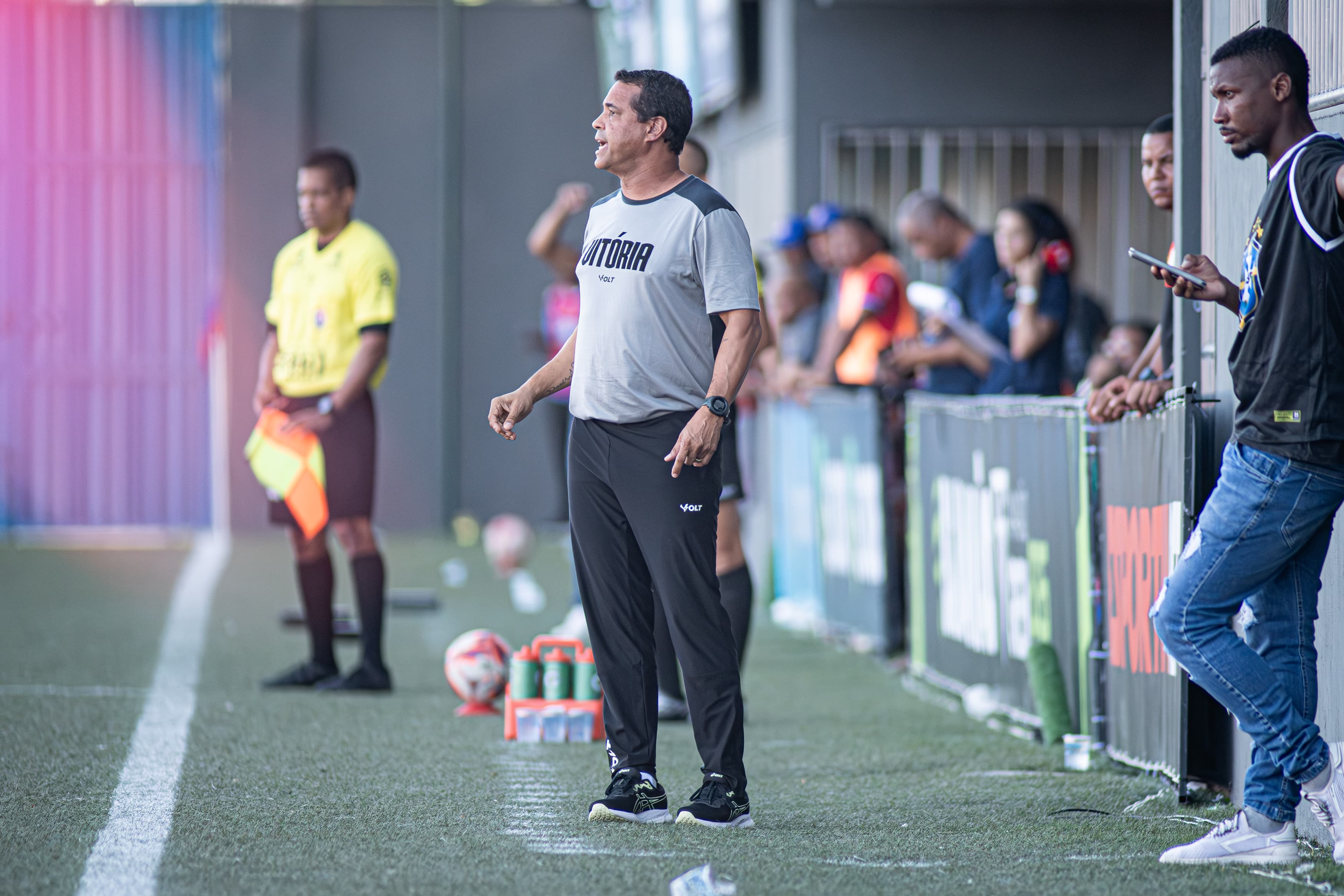 Técnico do Vitória celebra primeira vitória e fala sobre adaptação