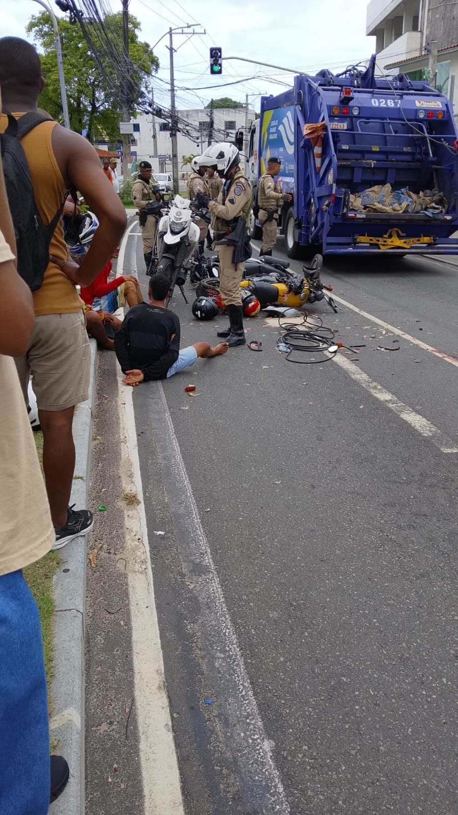 Motociclistas Fogem da Polícia e Provocam Acidente em Salvador