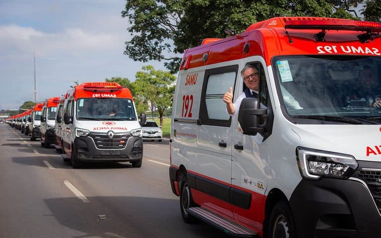 Padilha visita fábrica de veículos do SUS em Lauro de Freitas
