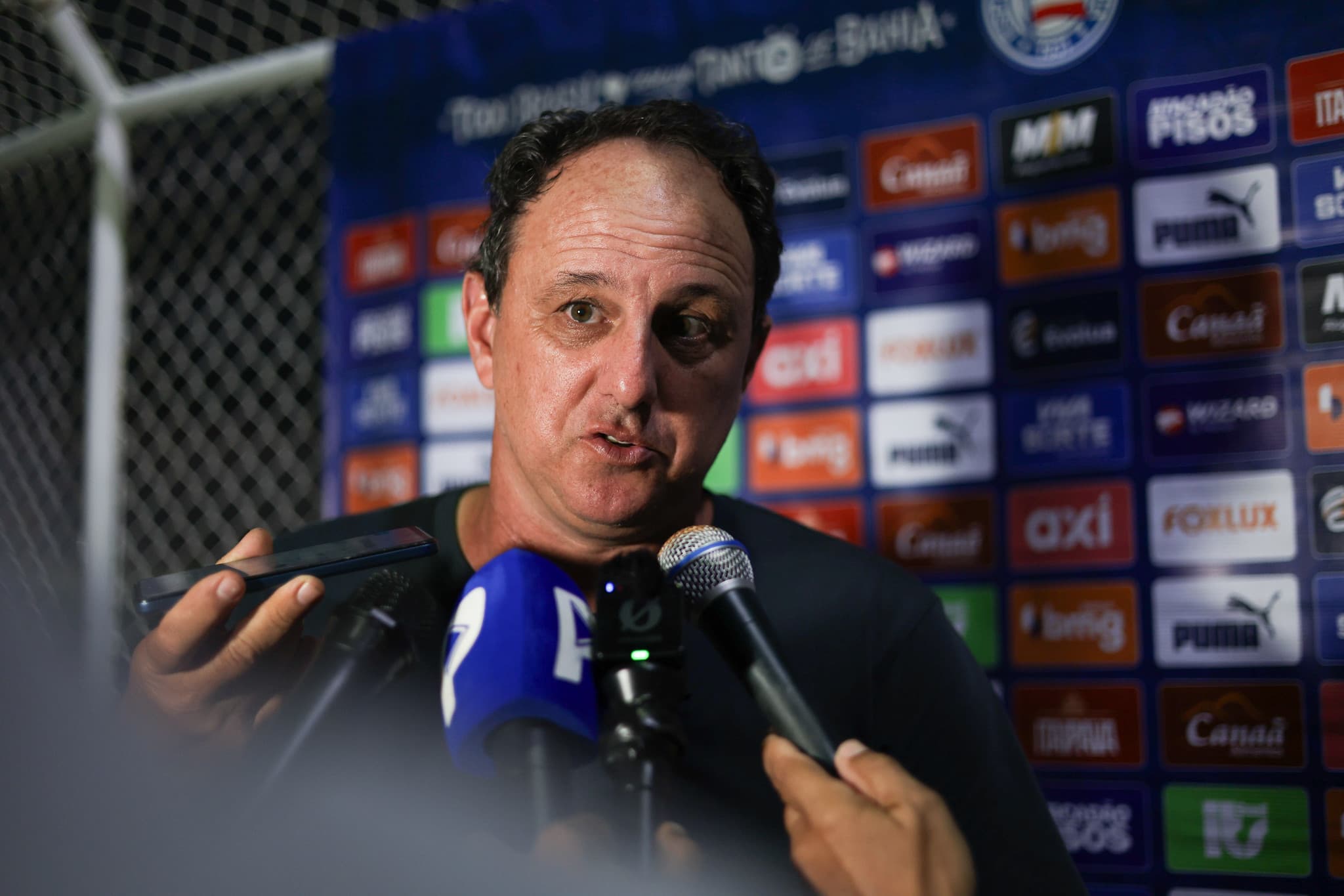Rogério Ceni critica campo do Adautão após empate do Bahia