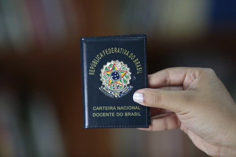 Professores agora podem emitir carteira digital gratuita com benefícios