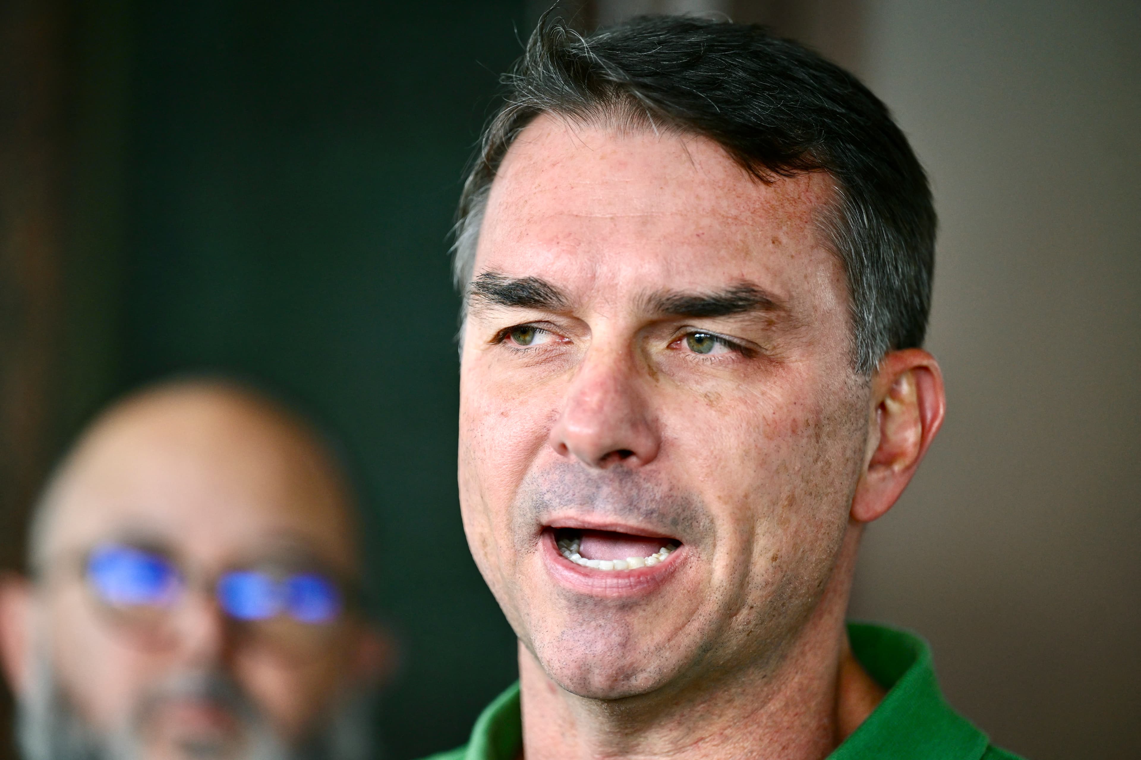 Flávio Bolsonaro garante que Bolsa Família será mantido se eleito