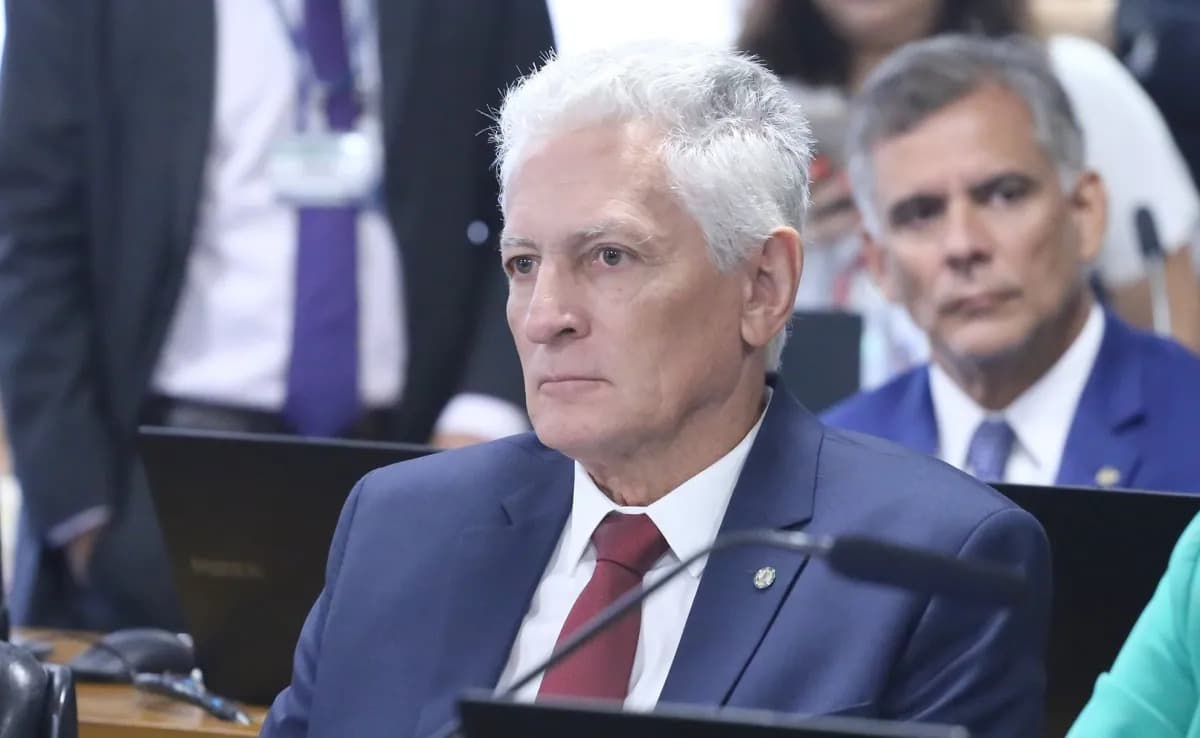 Justiça manda Rogério Correia se retratar por montagem de Bolsonaro