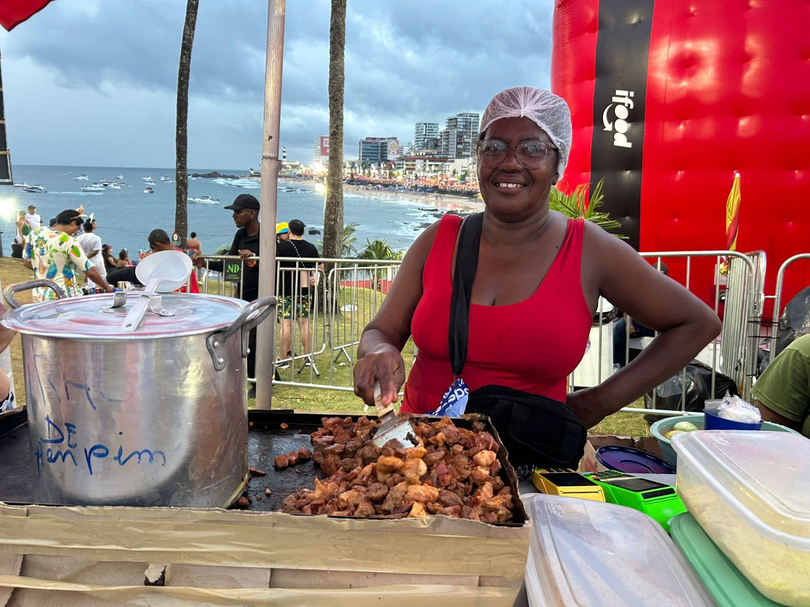 Mito do espetinho de gato vira piada e impulsiona vendas no carnaval de Salvador