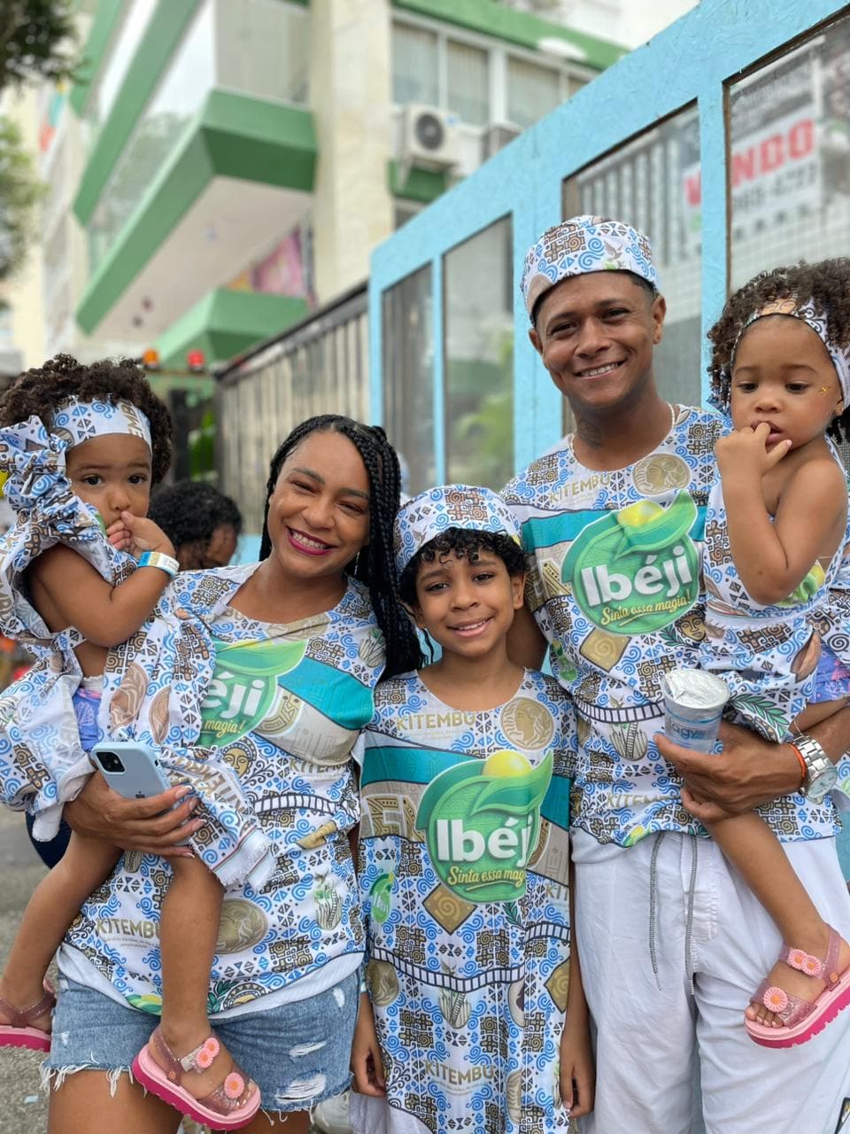 Mãe desfila com filhas gêmeas no Bloco Ibéji e celebra raízes