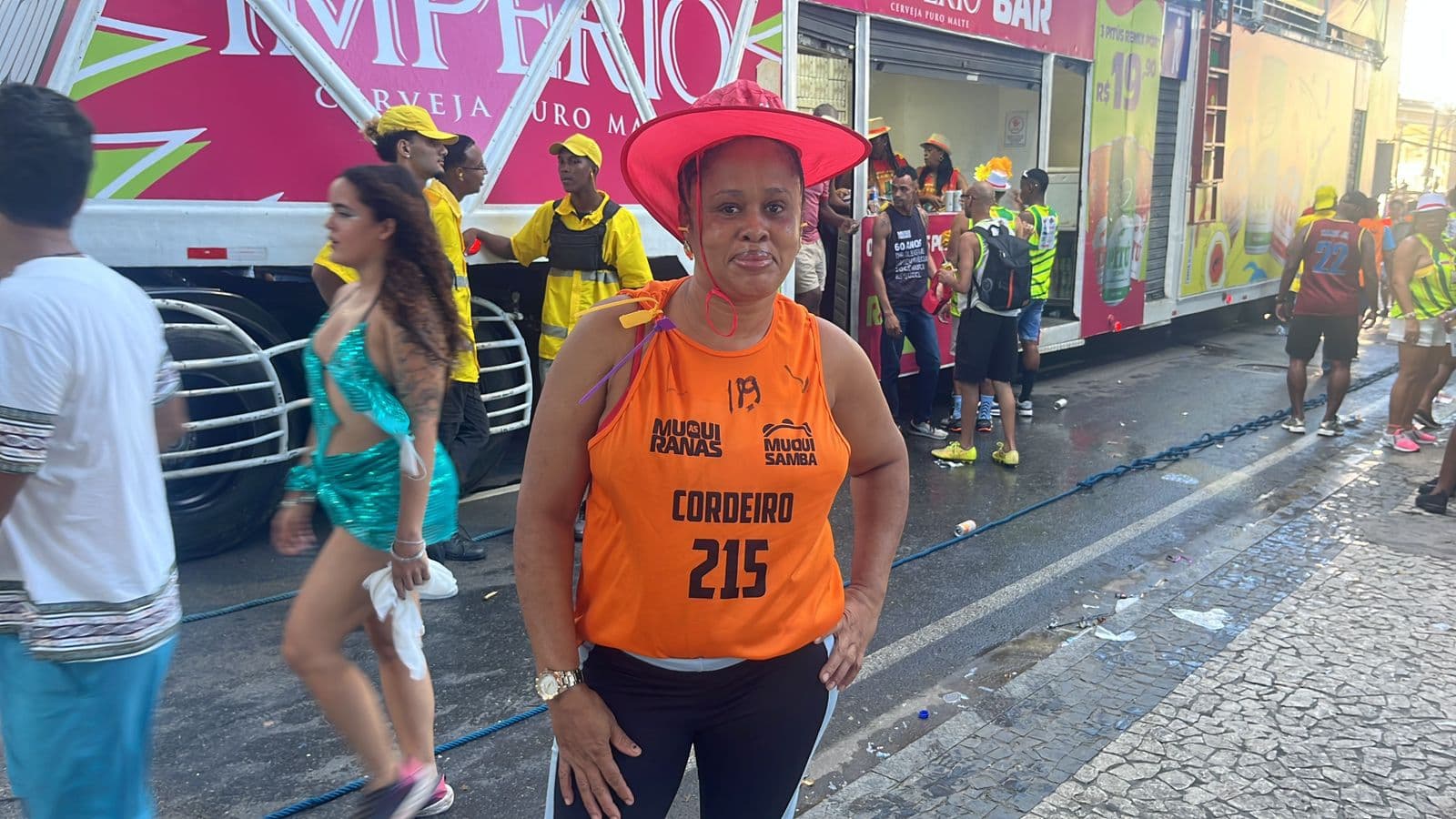 Cordeira do Carnaval de Salvador compra caderno para voltar a estudar