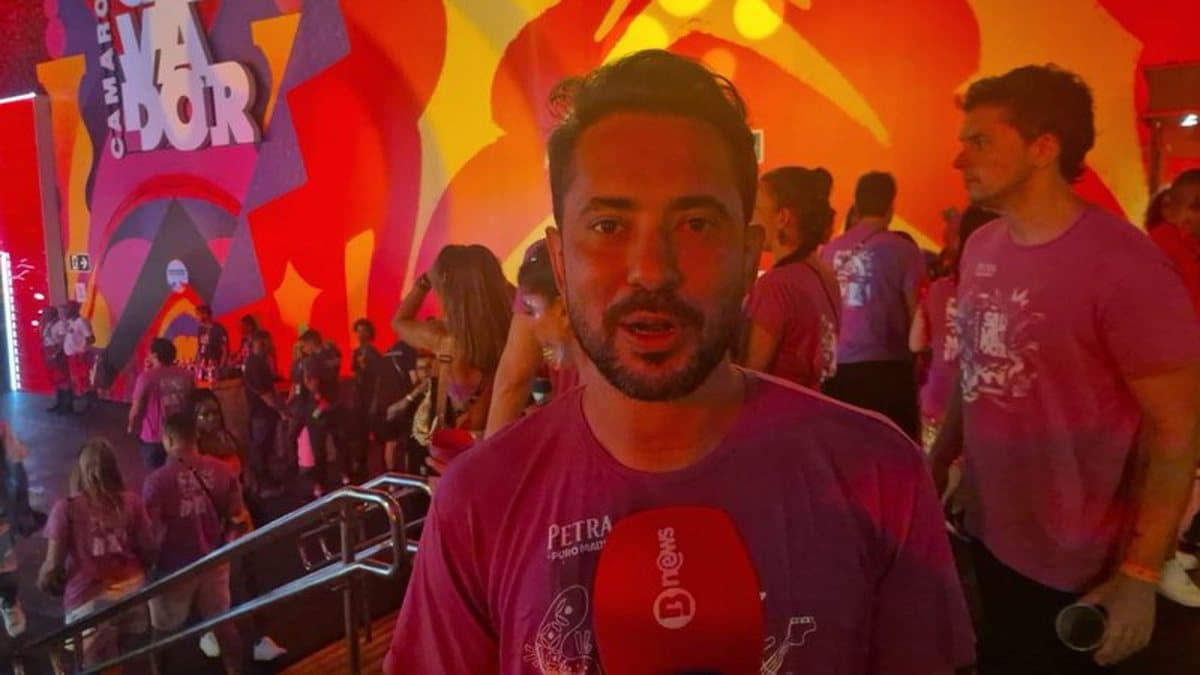 Everton Ribeiro celebra cura do câncer e curte Carnaval em Salvador