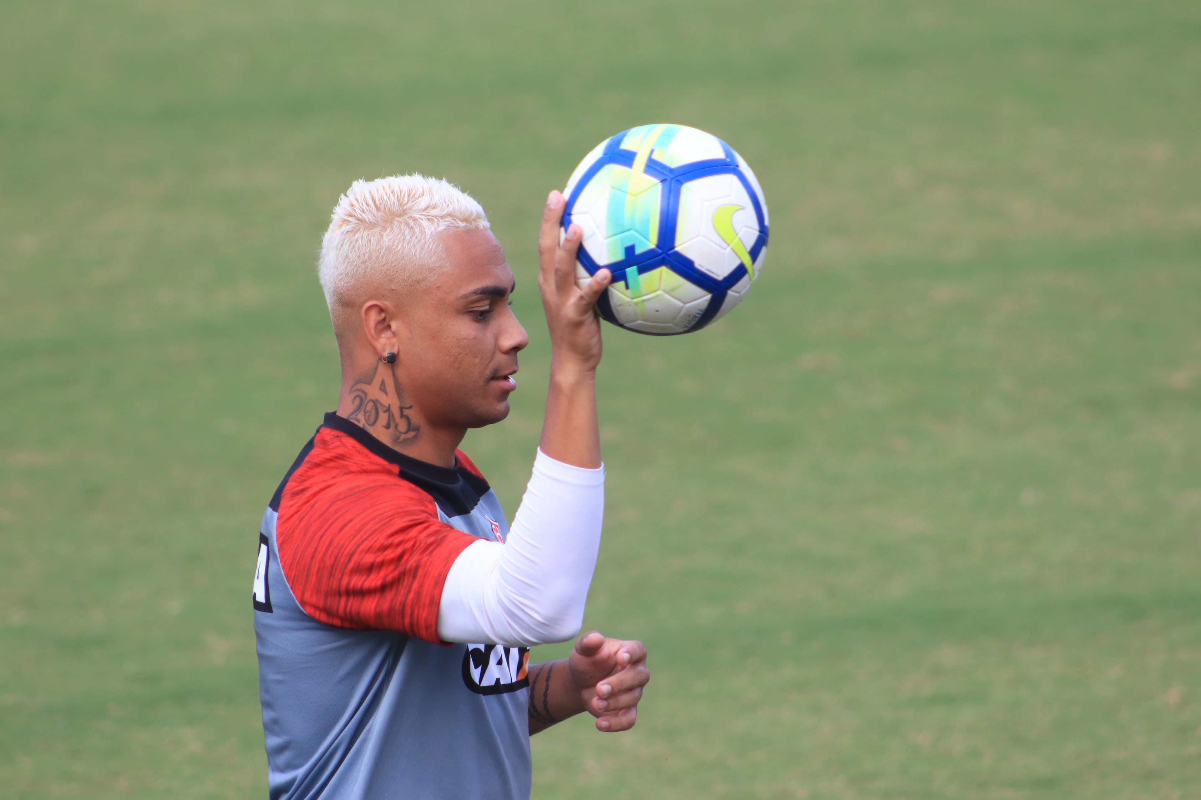 Ex-lateral do Vitória é preso após briga e desacato em BH