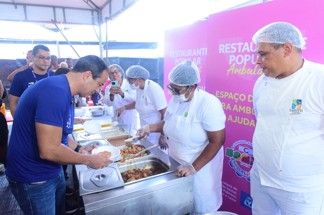 Bruno Reis Almoça com Ambulantes e Reforça Ações Sociais no Carnaval de Salvador