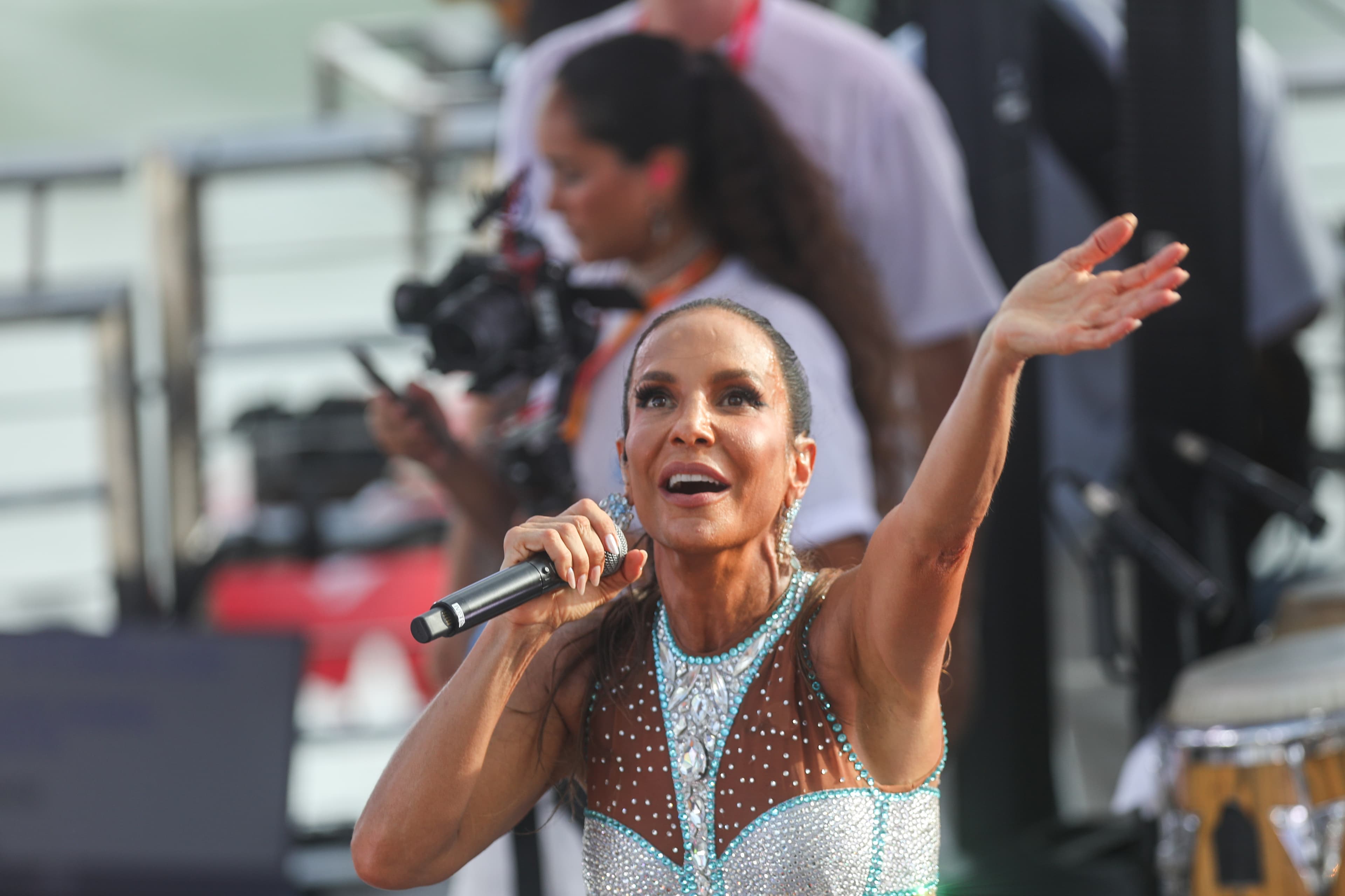 Ivete Sangalo é escoltada por PMs no agitado Carnaval de Salvador em 2026