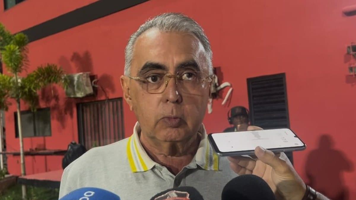 Vitória planeja reforços, mas saídas de jogadores são cruciais, diz diretor