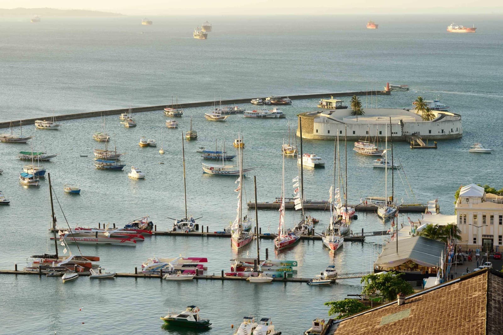 Salvador estuda ligação marítima entre Barra e Subúrbio
