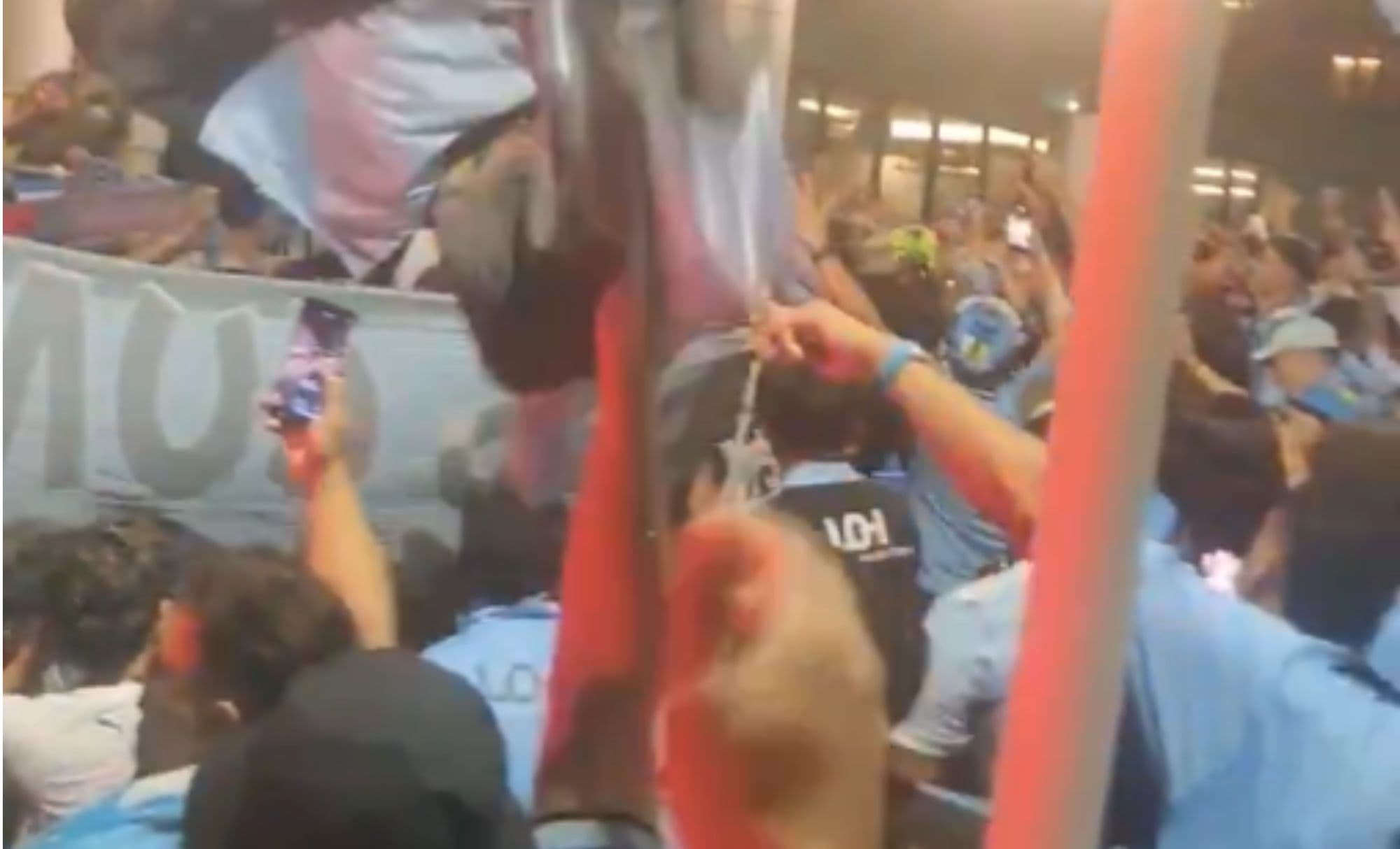 Torcida do O'Higgins faz festa em Salvador antes de jogo contra o Bahia