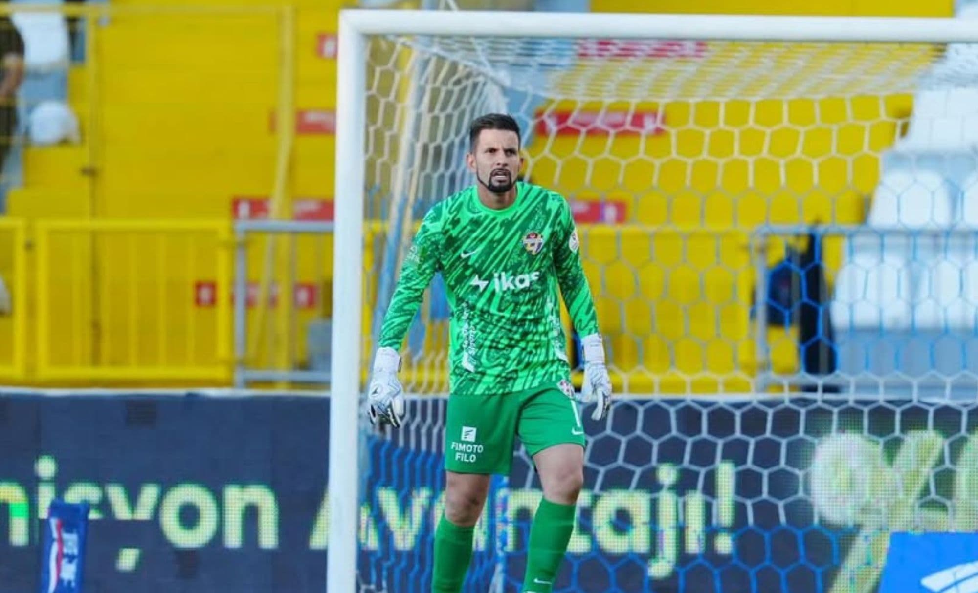 Marcos Felipe volta ao gol, defende pênalti e se destaca na Turquia