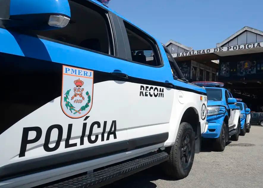 PMs são presos por suspeita de assaltar ônibus e roubar 11 iPhones no Rio