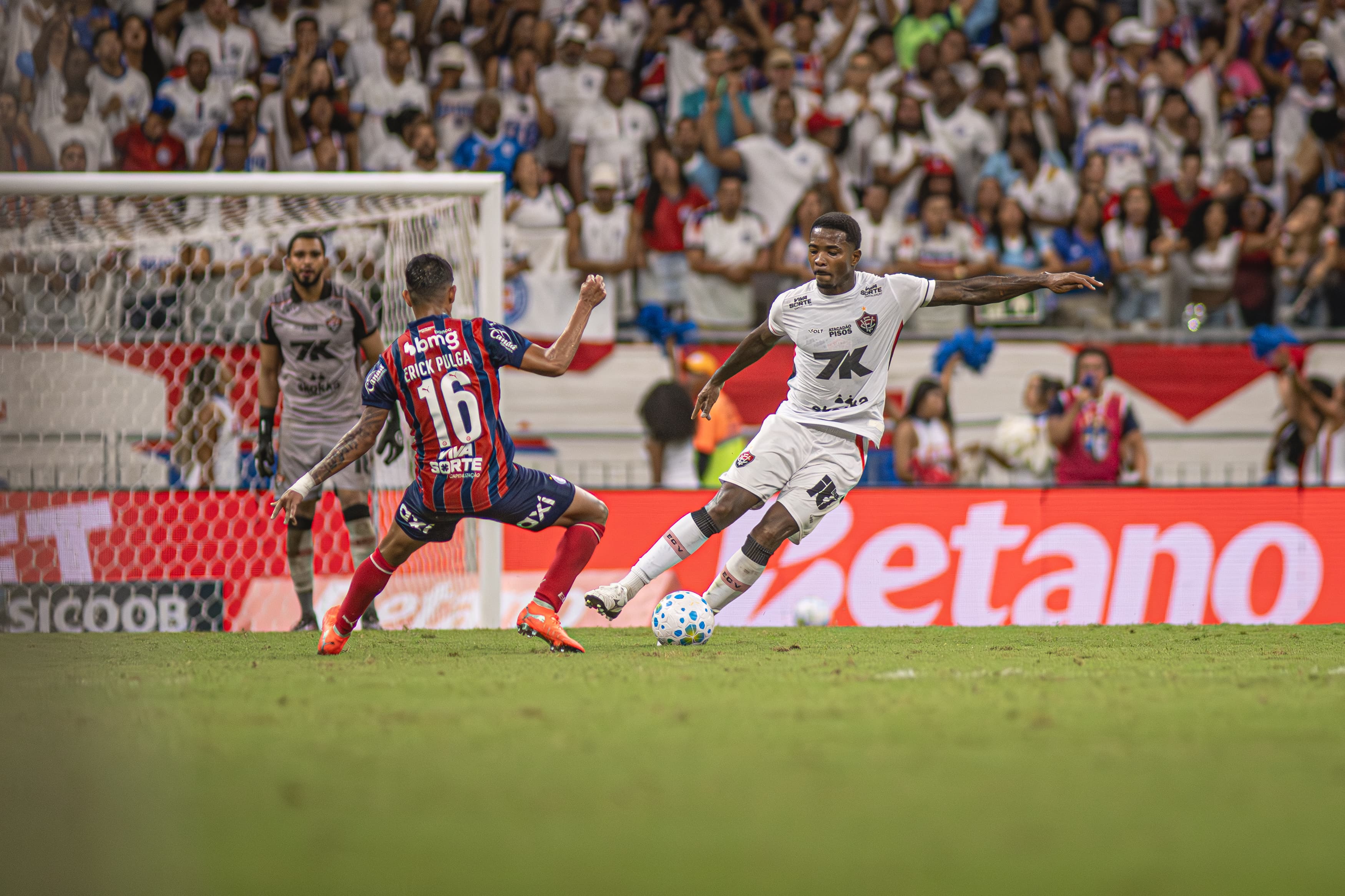 Cacá estreia no Vitória em empate com Bahia pelo Brasileirão