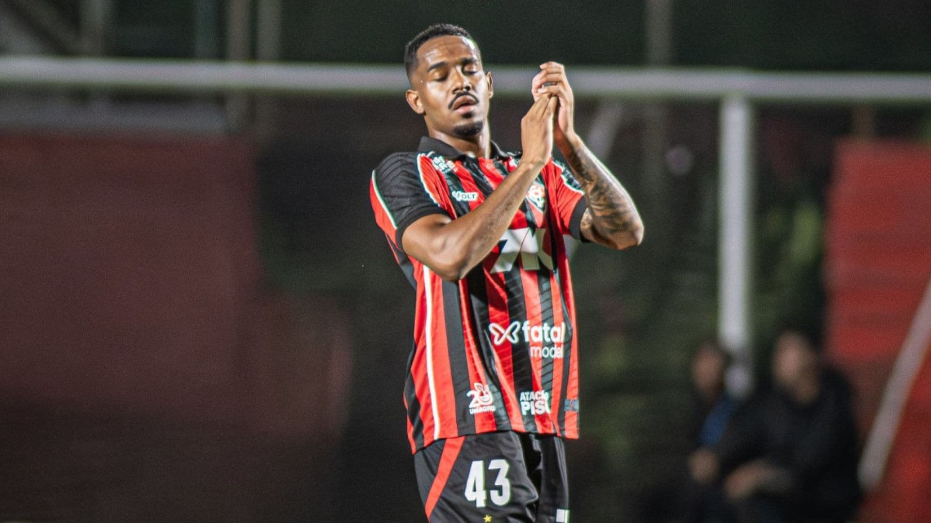 Edu, zagueiro do Vitória, está fora da temporada após lesão grave