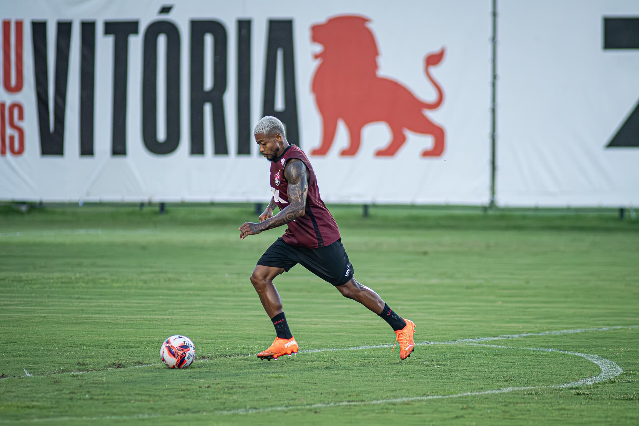 Marinho é substituído por dores em jogo do Vitória contra o Atlético-MG