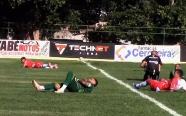 Insetos interrompem partida de futebol em Ipirá, no interior da Bahia