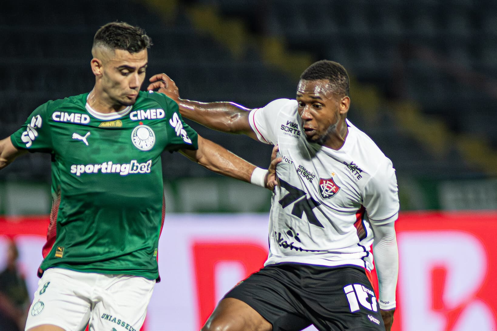 Volante Dudu, do Vitória, passa por cirurgia na coluna em São Paulo