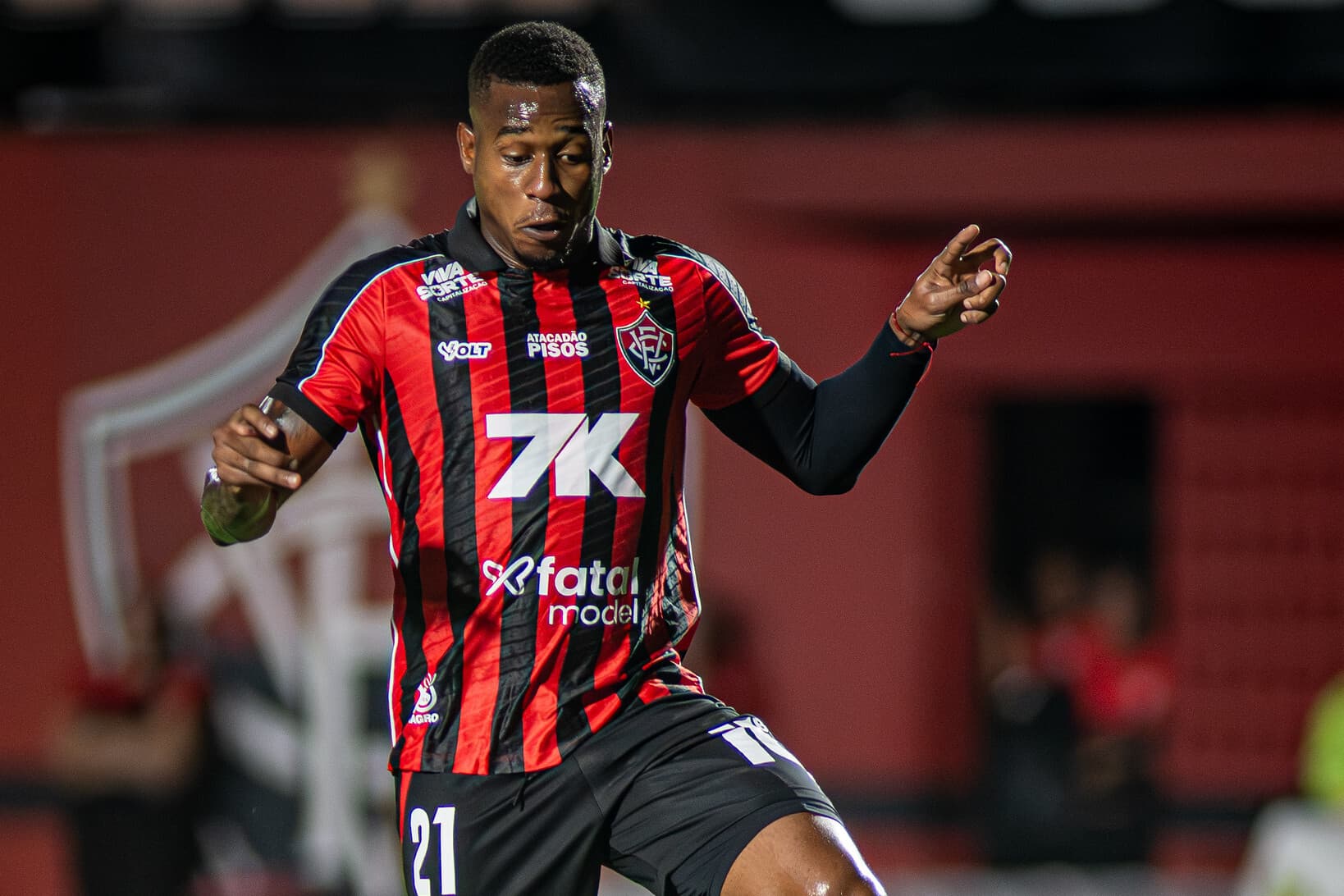 Dudu, do Vitória, passa por cirurgia na coluna em São Paulo