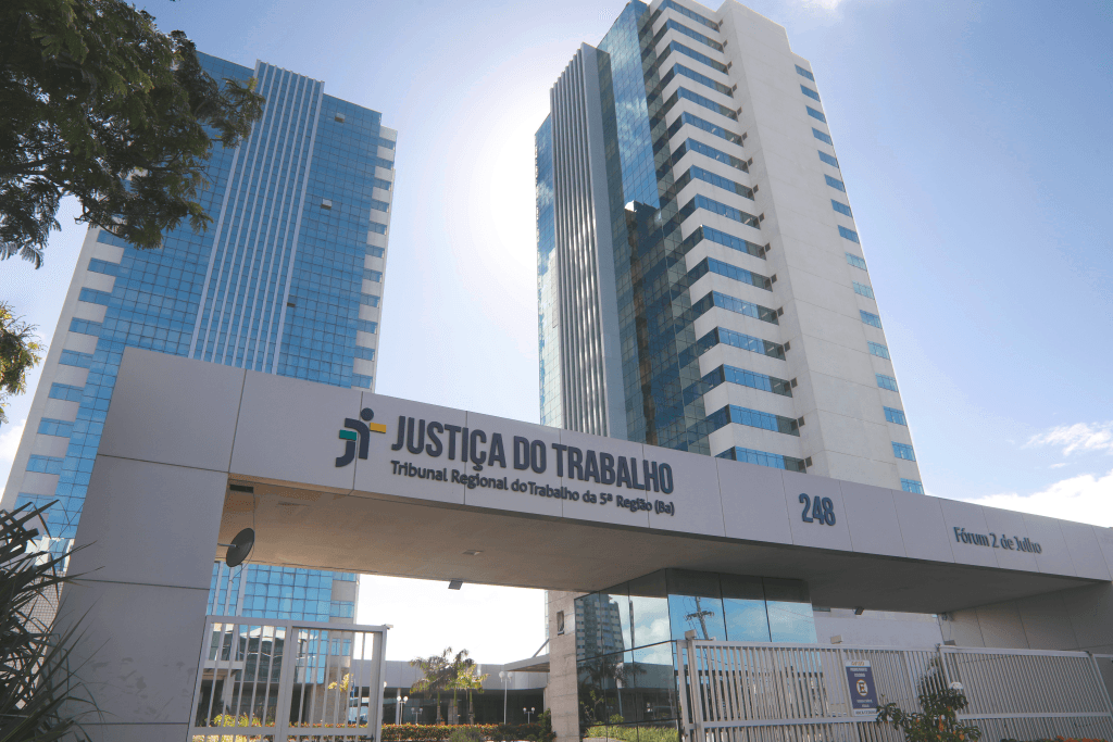 Pessoa morre após mal súbito na entrada do Fórum 2 de Julho em Salvador