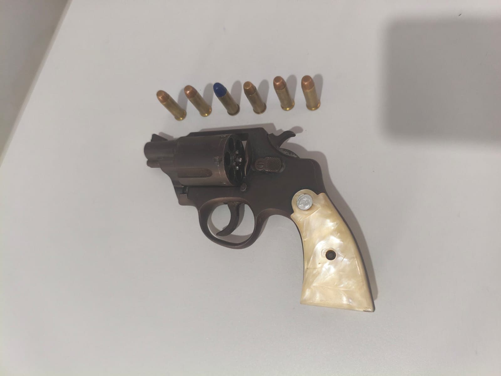 Adolescente é apreendido com arma em escola de Castro Alves, na Bahia