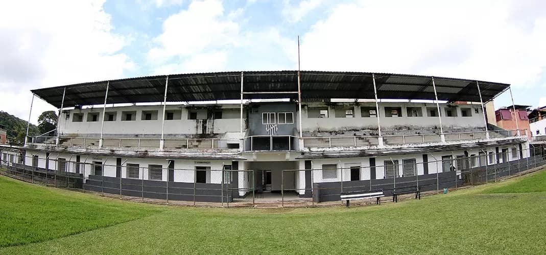 Justiça determina venda de estádio do Tupi para pagar dívidas milionárias