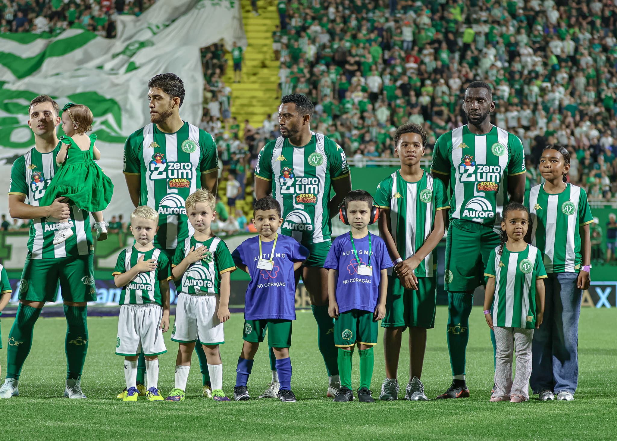 Chapecoense enfrenta Vitória em crise e sem técnico no Brasileirão