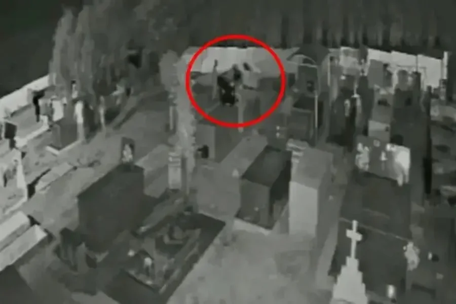 Túmulos são violados e corpo desaparece em cemitério no Paraná